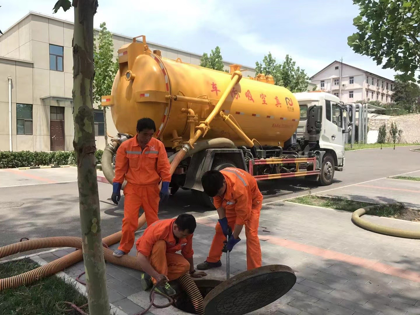 苍南管道疏通车停在窨井附近